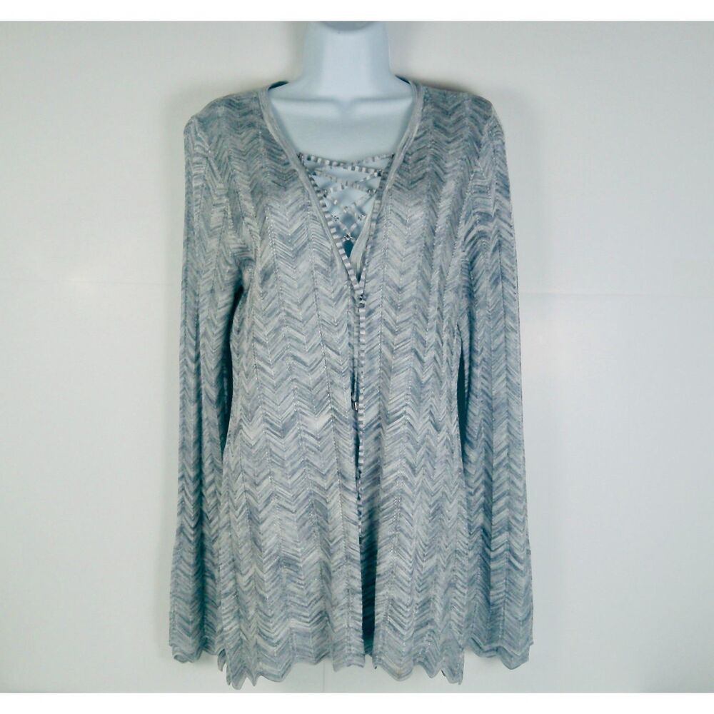 WHITE HOUSE BLACK MARKET GRAY & WHITE LONG SLEEVE V-NECK KNIT TOP. WOMEN M